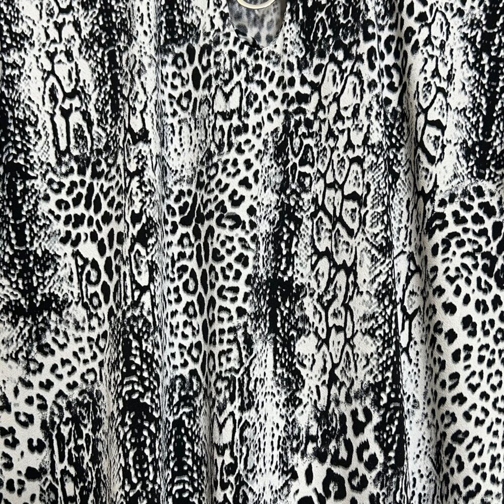NY Women Collection Black and White Animal Print Front Keyhole 1X Blouse - Picture 7 of 13